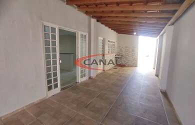 Imagem: A casa possui 3 Dormitórios, 2 Banheiros, 4 Vagas na garagem