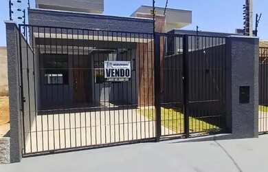 Imagem: A casa possui 3 Dormitórios, 2 Banheiros, 2 Vagas na garagem