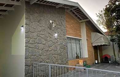 Imagem: A casa possui 3 Dormitórios, 3 Banheiros, 3 Vagas na garagem