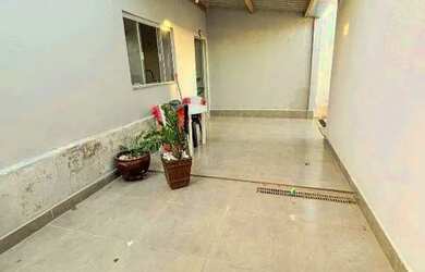 Imagem: A casa possui 3 Dormitórios, 2 Banheiros, 2 Vagas na garagem