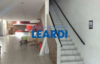 Imagem: O depósito possui 2 Vagas na garagem e 300m² de Área e está