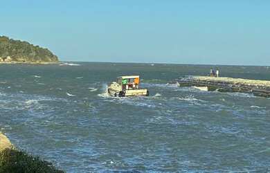 Imagem: A casa possui 3 Dormitórios, Acomodam 10 pessoas, 2 Vagas na