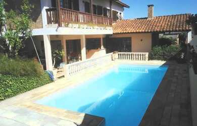 Imagem: A casa possui 4 Dormitórios, 1 Banheiro, 4 Vagas na garagem