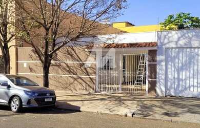 Imagem: O depósito possui 3 Vagas na garagem, 200m² de Área e está