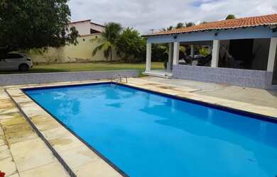 Imagem: A casa possui 3 Dormitórios, Acomodam 25 pessoas, 5 Vagas na