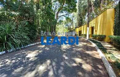 Imagem: A casa possui 4 Dormitórios, 5 Banheiros, 5 Vagas na garagem