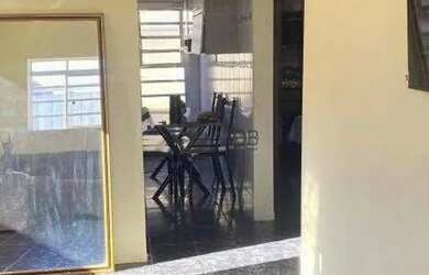 Imagem: A casa possui 2 Dormitórios, 1 Banheiro, 2 Vagas na garagem