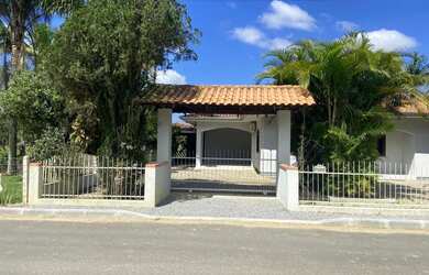 Imagem: A casa possui 3 Dormitórios, 2 Banheiros, 6.000m² de Área