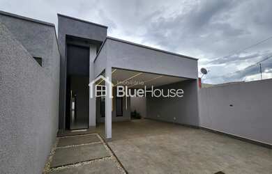 Imagem: A casa possui 3 Dormitórios, 2 Banheiros, 2 Vagas na garagem