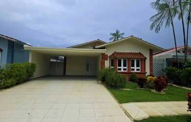 Imagem: A casa possui 3 Dormitórios, 3 Banheiros, 4 Vagas na garagem