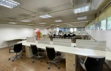 Imagem: O depósito possui 3 Vagas na garagem, 323m² de Área e está