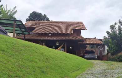 Imagem: A casa possui 3 Dormitórios, 3 Banheiros, 2 Vagas na garagem