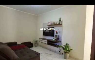 Imagem: A casa possui 2 Dormitórios, 1 Banheiro, 2 Vagas na garagem