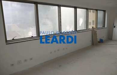 Imagem: O depósito possui 1 Vaga na garagem, 42m² de Área e está