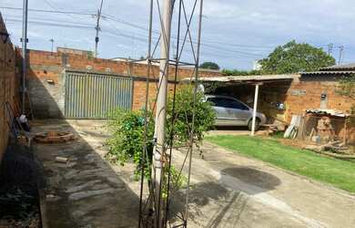Imagem: A casa possui 4 Dormitórios, 1 Banheiro, 5 Vagas na garagem