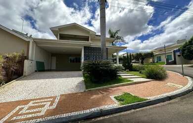 Imagem: A casa em condomínio possui 4 Dormitórios, 4 Banheiros, 5