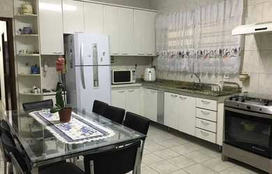 Imagem: A casa possui 3 Dormitórios, 5 Banheiros, 4 Vagas na garagem