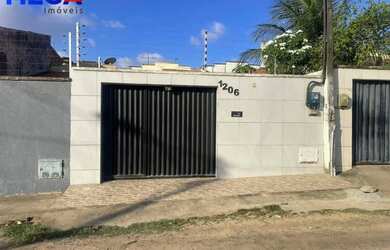 Imagem: A casa possui 3 Dormitórios, 3 Banheiros, 2 Vagas na garagem