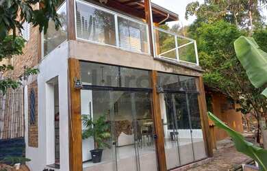 Imagem: A casa possui 2 Dormitórios, 1 Banheiro, 4 Vagas na garagem