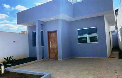 Imagem: A casa possui 3 Dormitórios, 1 Banheiro, 2 Vagas na garagem