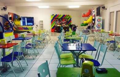 Imagem: O depósito possui 4 Vagas na garagem, 420m² de Área e está