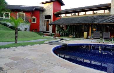 Imagem: A casa possui 2 Dormitórios, 1 Banheiro, 2 Vagas na garagem