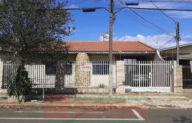 Imagem: A casa possui 3 Dormitórios, 1 Banheiro, 1 Vaga na garagem