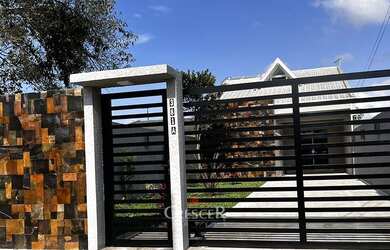 Imagem: A casa possui 4 Dormitórios, 1 Banheiro, 4 Vagas na garagem