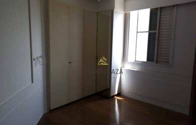 Imagem: O apartamento possui 3 Dormitórios, 1 Banheiro, 2 Vagas na