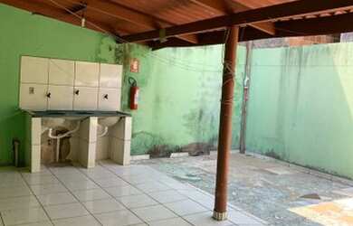 Imagem: A casa possui 3 Dormitórios, 1 Banheiro e 1 Vaga na garagem