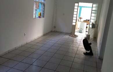 Imagem: A casa possui 3 Dormitórios, 2 Banheiros, 2 Vagas na garagem