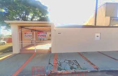 Imagem: A casa possui 3 Dormitórios, 1 Banheiro, 2 Vagas na garagem