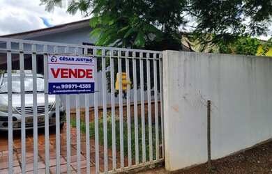 Imagem: A casa possui 3 Dormitórios, 1 Banheiro, 2 Vagas na garagem