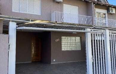 Imagem: A casa possui 3 Dormitórios, 3 Banheiros, 2 Vagas na garagem