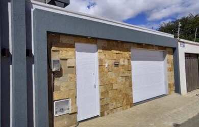 Imagem: A casa possui 3 Dormitórios, 2 Banheiros e Churrasqueira e