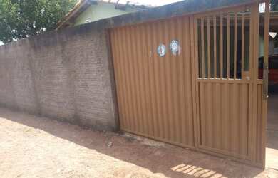 Imagem: A casa possui 3 Dormitórios, 1 Banheiro, 2 Vagas na garagem