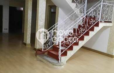 Imagem: A casa à venda possui 5 Dormitórios, 4 Banheiros, 2 Vagas