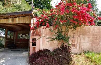 Imagem: A casa possui 3 Dormitórios, 2 Banheiros, 2 Vagas na garagem