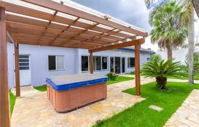 Imagem: A casa possui 5 Dormitórios, 5 Banheiros, 4 Vagas na garagem