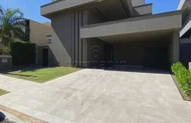 Imagem: A casa em condomínio possui 4 Dormitórios, 5 Banheiros, 2