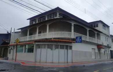 Imagem: A casa possui 4 Dormitórios, 5 Banheiros, 2 Vagas na garagem