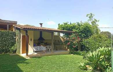 Imagem: A casa possui 4 Dormitórios, 3 Banheiros, 3 Vagas na garagem