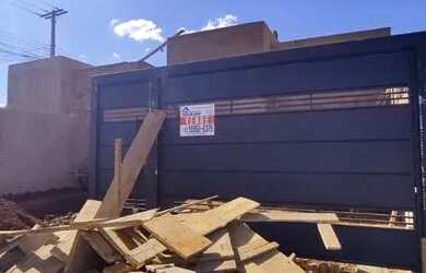 Imagem: A casa possui 2 Dormitórios, 2 Banheiros, 2 Vagas na garagem