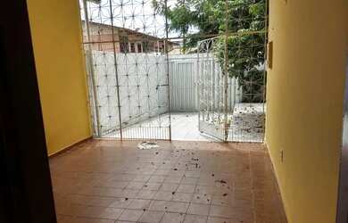 Imagem: A casa possui 3 Dormitórios, 2 Banheiros, 1 Vaga na garagem