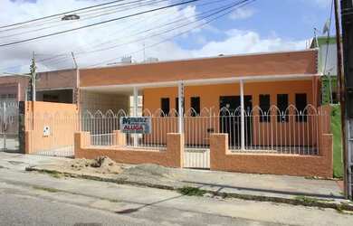 Imagem: A casa possui 4 Dormitórios, 2 Banheiros, 2 Vagas na garagem