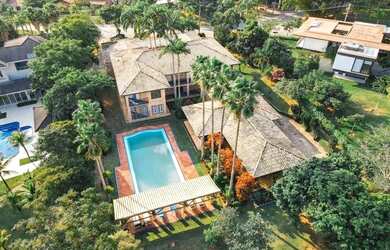 Imagem: A casa em condomínio possui 5 Dormitórios, 5 Banheiros, 5