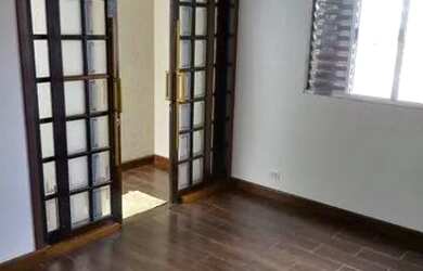 Imagem: A casa possui 2 Dormitórios, 1 Banheiro, 2 Vagas na garagem