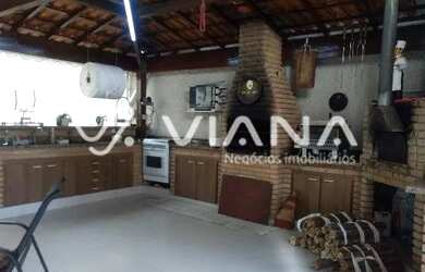 Imagem: A casa possui 4 Dormitórios, 5 Banheiros, 4 Vagas na garagem