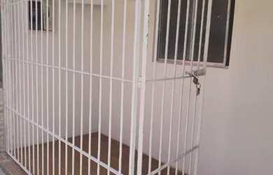 Imagem: A casa possui 2 Dormitórios, 1 Banheiro, 1 Vaga na garagem