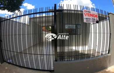 Imagem: A casa possui 3 Dormitórios, 1 Banheiro, 2 Vagas na garagem